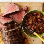 Gegrilltes, pfeffriges Rinderfilet mit Zwiebel-Speck-Marmelade
