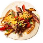 Fajitas mit Steak, Zwiebeln und Paprika