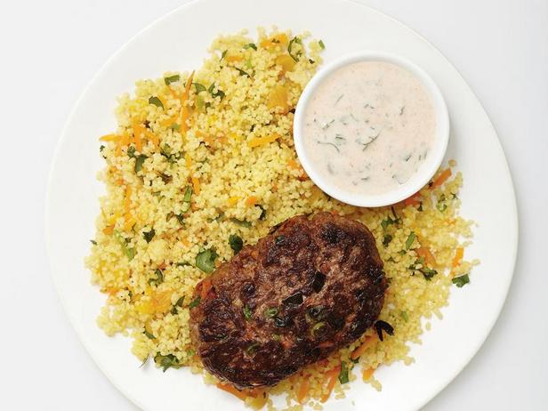 Rezept für würzige Rindfleischfrikadellen mit Couscous