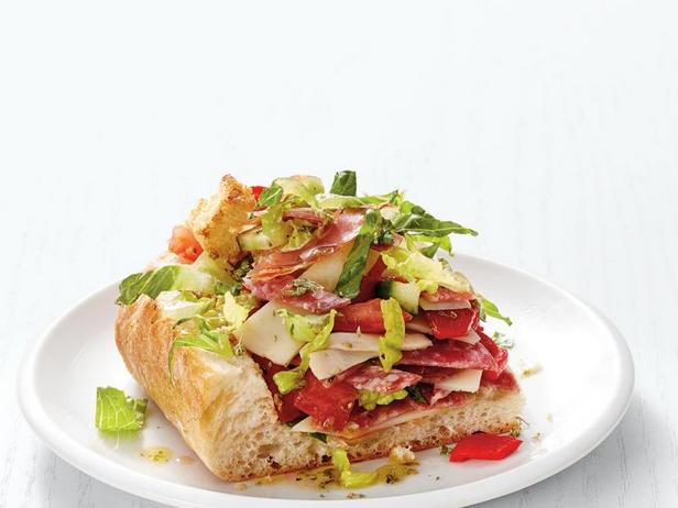 Wie man Panzanella-Salat im Brottopf zubereitet