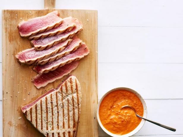 Come preparare il tonno alla griglia con salsa Romesco