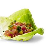 Poke mit Thunfisch in Salatblättern