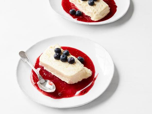 So bereiten Sie Semifreddo mit Himbeersauce zu