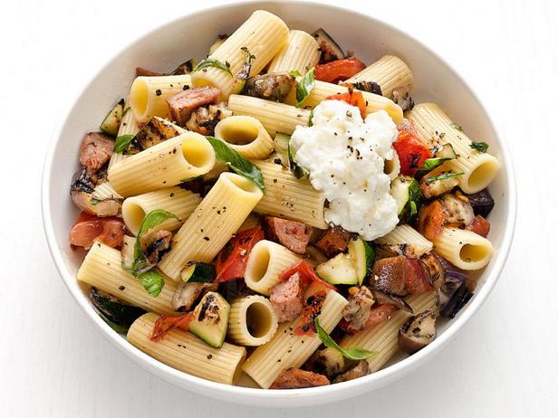 Wie man Rigatoni-Nudeln mit geräucherter Wurst und Auberginen zubereitet