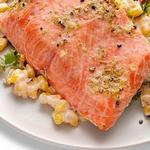 Gebackener Lachs mit Mais und mexikanischen Tomatillos