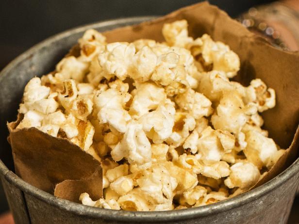 Wie man Banana Foster Popcorn zubereitet