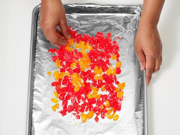 Legen Sie die Bonbons auf ein Backblech, um einen Brenneffekt zu erzielen.