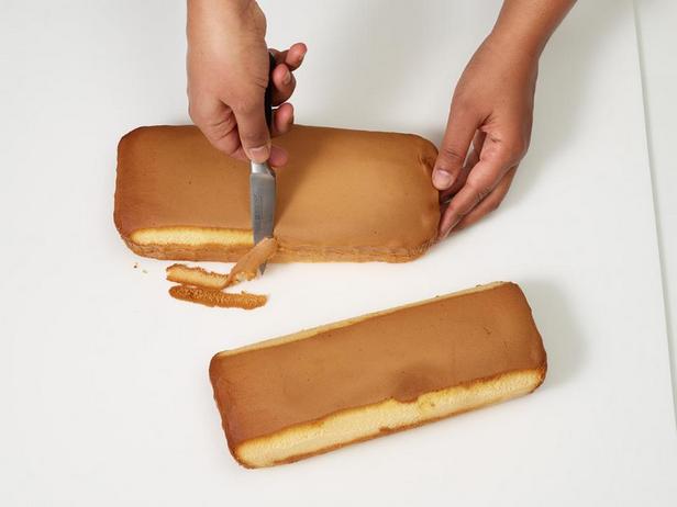 Verwenden Sie ein Messer, um den Kuchenboden abzuschneiden.