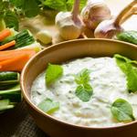 Gemüseplatte mit würzigem Ranch-Dressing