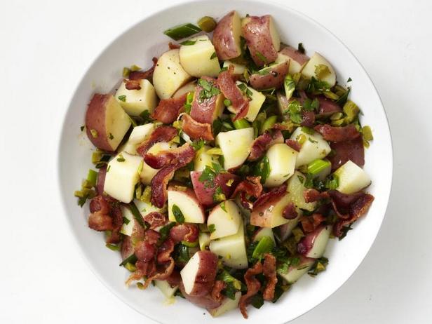 Wie man deutschen Kartoffelsalat mit Speck zubereitet