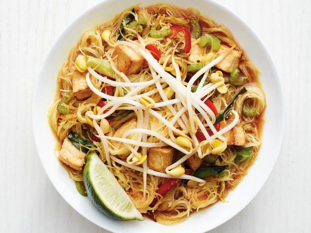 Wie man Singapur-Tofu-Nudeln zubereitet