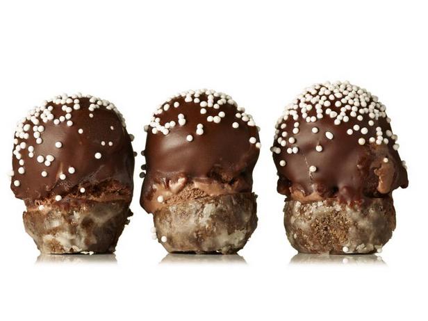 So macht man ein Eiscreme-Sandwich mit dreifachem Schokoladen-Donut