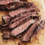 Gegrilltes Ribeye-Steak mit scharfer Salsa