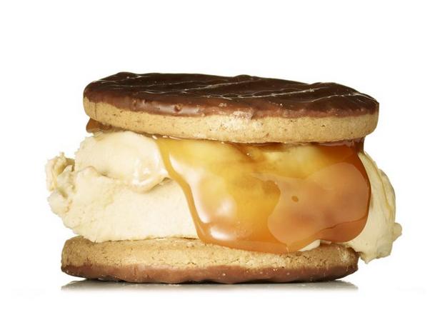 So macht man ein Schokoladen-Karamell-Eiscreme-Sandwich