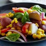 Kartoffelsalat mit Tomaten, Mais und Basilikum