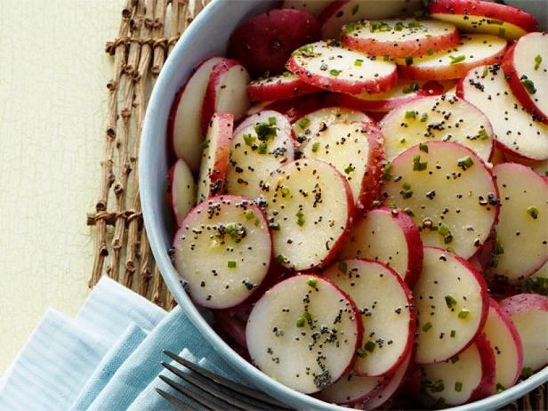 Wie man Kartoffelsalat mit Mohnsamen zubereitet