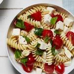 Fusilli-Nudelsalat mit Tomaten und frischem Mozzarella