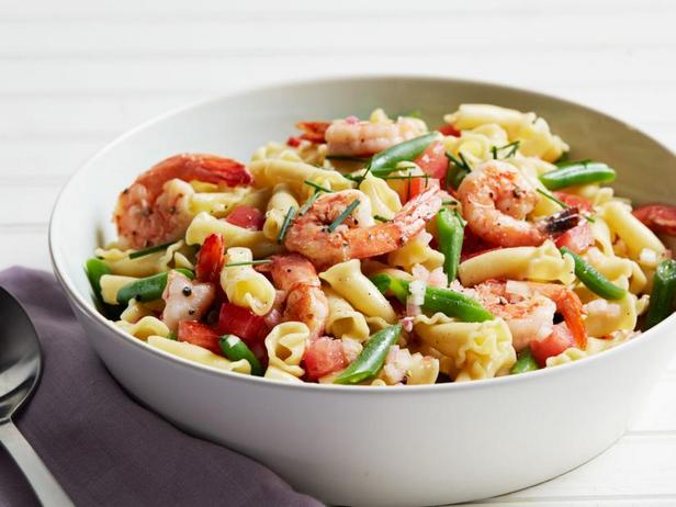 Kuinka tehdä - Kesäinen pastasalaatti katkaravuilla ja vihreillä pavuilla