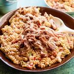 Nudelsalat mit Pulled Pork in Barbecue-Dressing