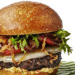 Italienische Burger mit gebackenen Tomaten und karamellisierten Zwiebeln