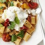 Rigatoni-Nudeln mit gebackenen Kirschtomaten und Burrata-Käse