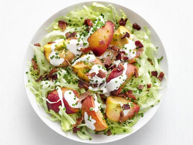 Wie man Eisbergsalat mit Pfirsichen zubereitet