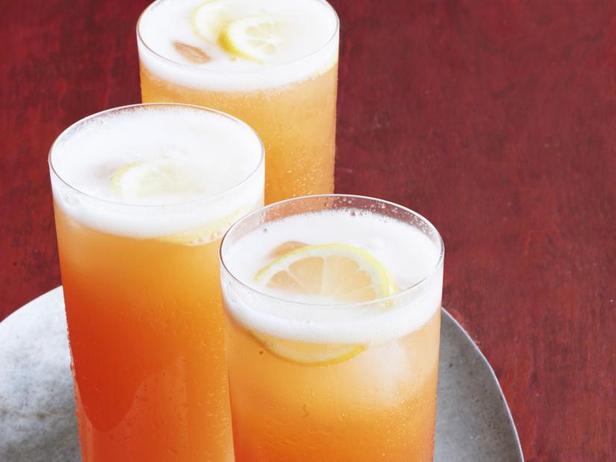 So wird der prickelnde Pfirsichcocktail zubereitet