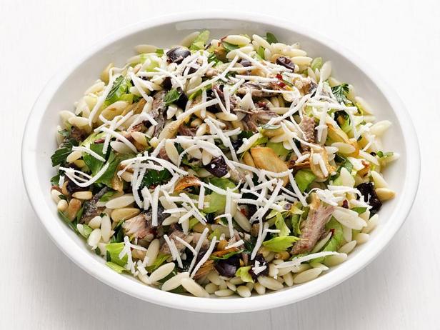 Wie man sizilianischen Orzo-Nudelsalat zubereitet