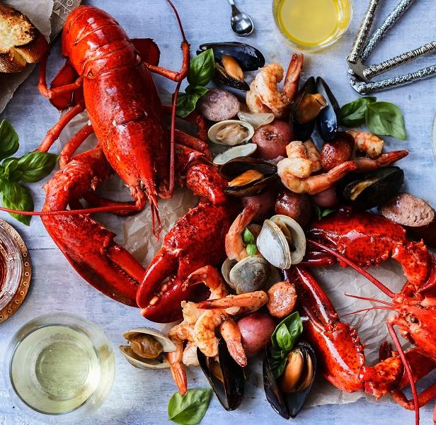Rezept für einen Clambake mit Hummer, Kartoffeln und geräuchertem Fleisch