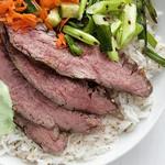 طبق أرز مع شريحة لحم مشوية