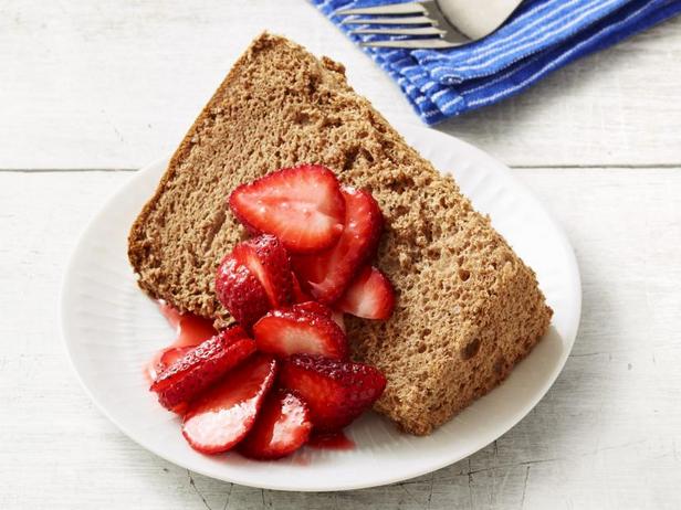 Rezept für Schokoladen-Engelskuchen mit Erdbeeren