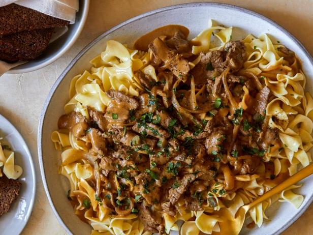 Wie man Rindfleisch Stroganoff mit Consommé-Sauce zubereitet