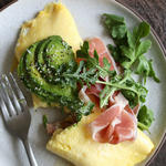 Französisches Omelett mit Avocado, Speck und Käse