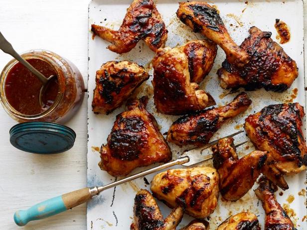 Wie man in Bierlake eingelegtes BBQ-Hähnchen zubereitet