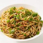 Chinesische Nudeln mit gehacktem Schweinefleisch in Erdnusssauce