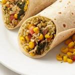 Gemüse-Burrito gefüllt mit Reis und Bohnen mit Maissalsa