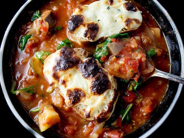 Wie man eine sommerliche Ratatouille-Suppe zubereitet