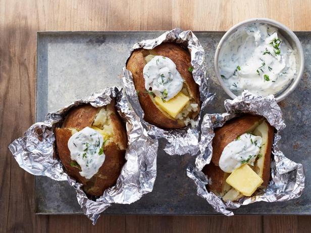 Come cucinare - Patate al forno con panna acida ed erbe aromatiche