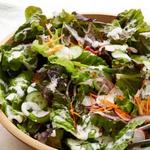 Gartensalat mit frischem Gemüse in Ranch-Dressing