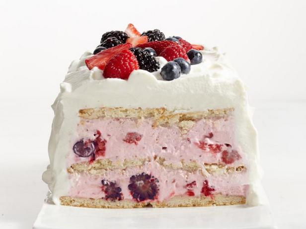 Wie man einen Zitronen-Beeren-Eiskuchen zubereitet