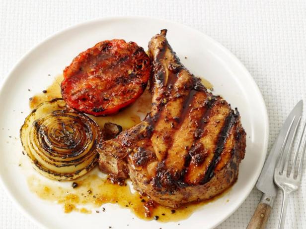 Zubereitung - Natürliche gegrillte Schweinekoteletts mit Zwiebeln und Tomaten