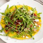 عجة فرنسية مفتوحة مع سلطة جرجير