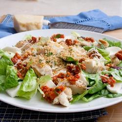Salat mit geräucherter Hähnchenbrust und Dressing aus sonnengetrockneten Tomaten