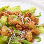 Salat mit frittierten Garnelen