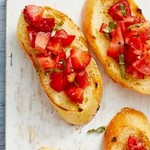 Bruschetta mit Erdbeeren und süßen Tomaten