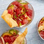 Poke mit Thunfisch und knusprigen Pommes