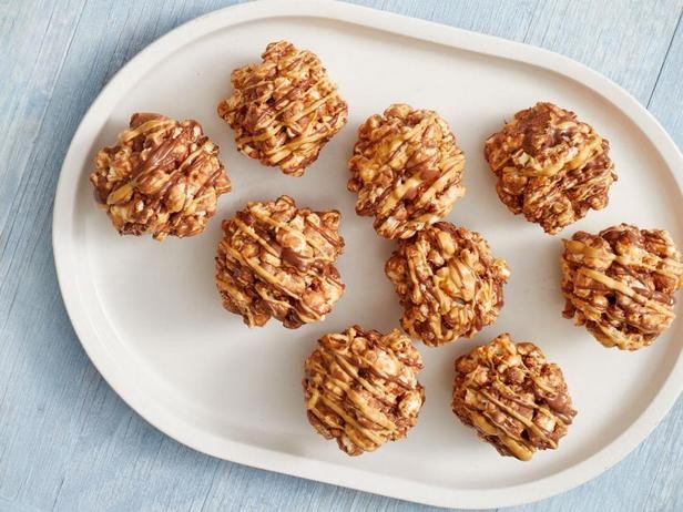 Come preparare le palline di popcorn a ragnatela al cioccolato e burro d'arachidi