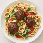 Asiatische Lo Mein Nudeln mit Fleischbällchen