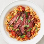Fusilli-Pasta mit Steak Pizzaiola
