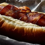 Mit geräuchertem Speck umwickelte Hotdogs
